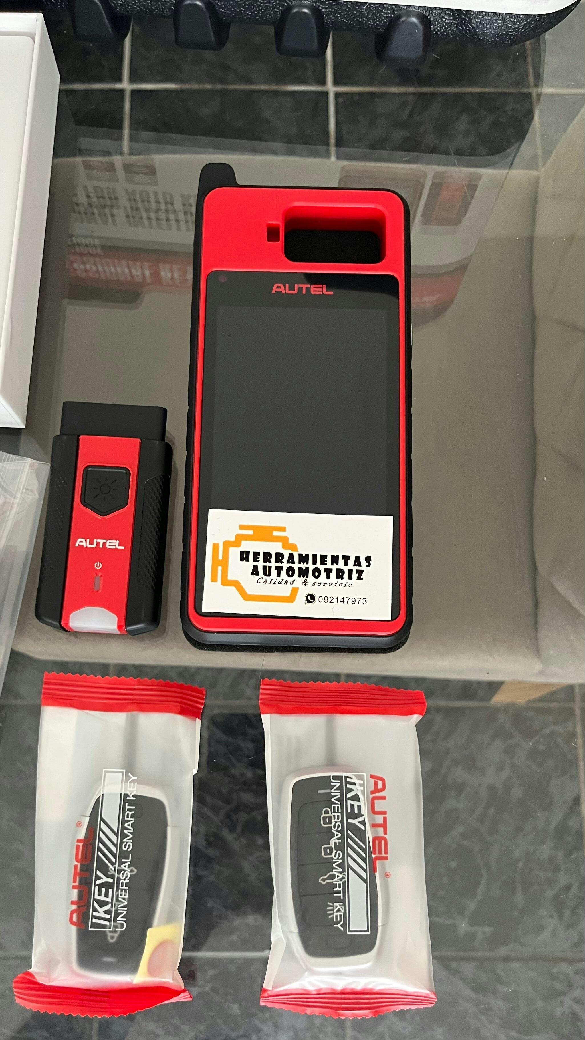 Cliente con Escaner Programador De Llave Autel Km100 Profesional