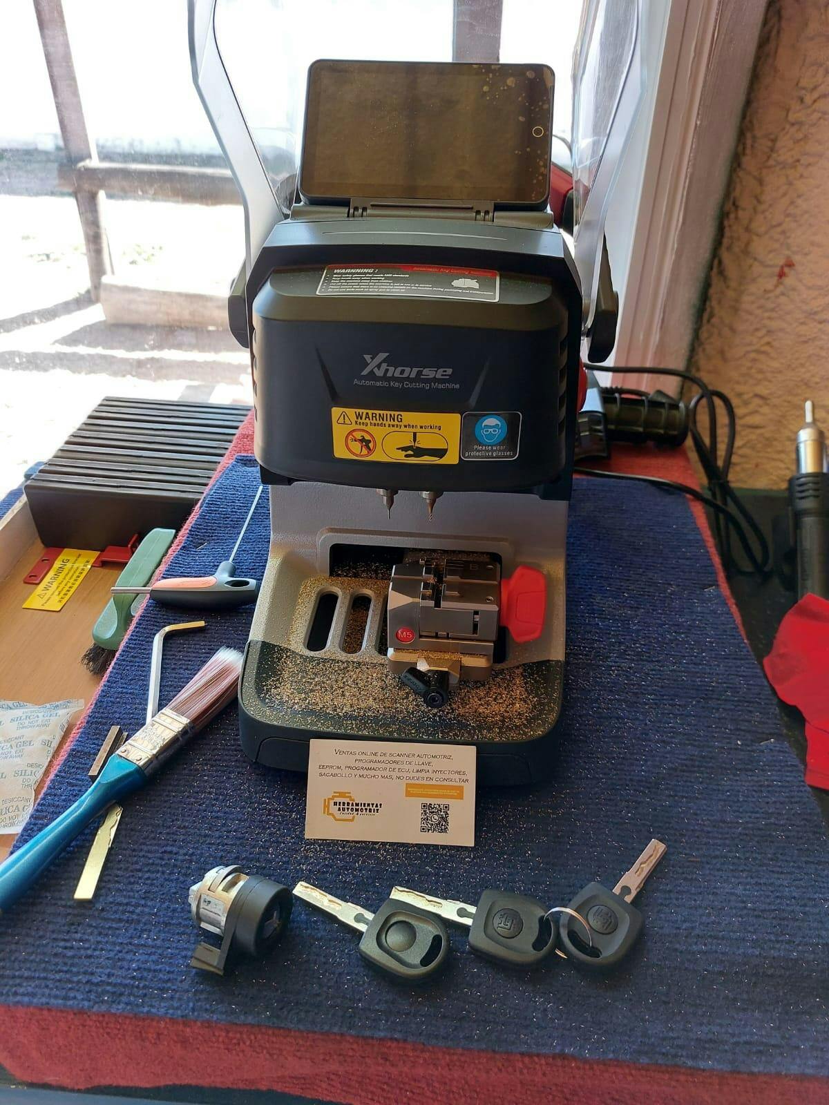 Cliente con Xhorse Máquina De Corte De Llaves Automático Dolphin Xp005l